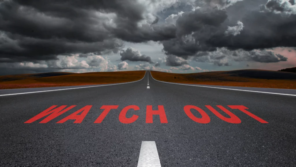"Watch Out" auf Straße geschrieben