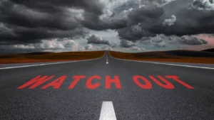 "Watch Out" auf Straße geschrieben