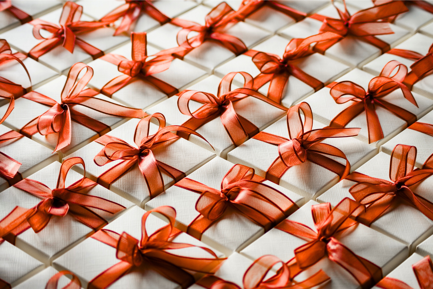 Weihnachtsgeschenke weiß mit roter Schleife