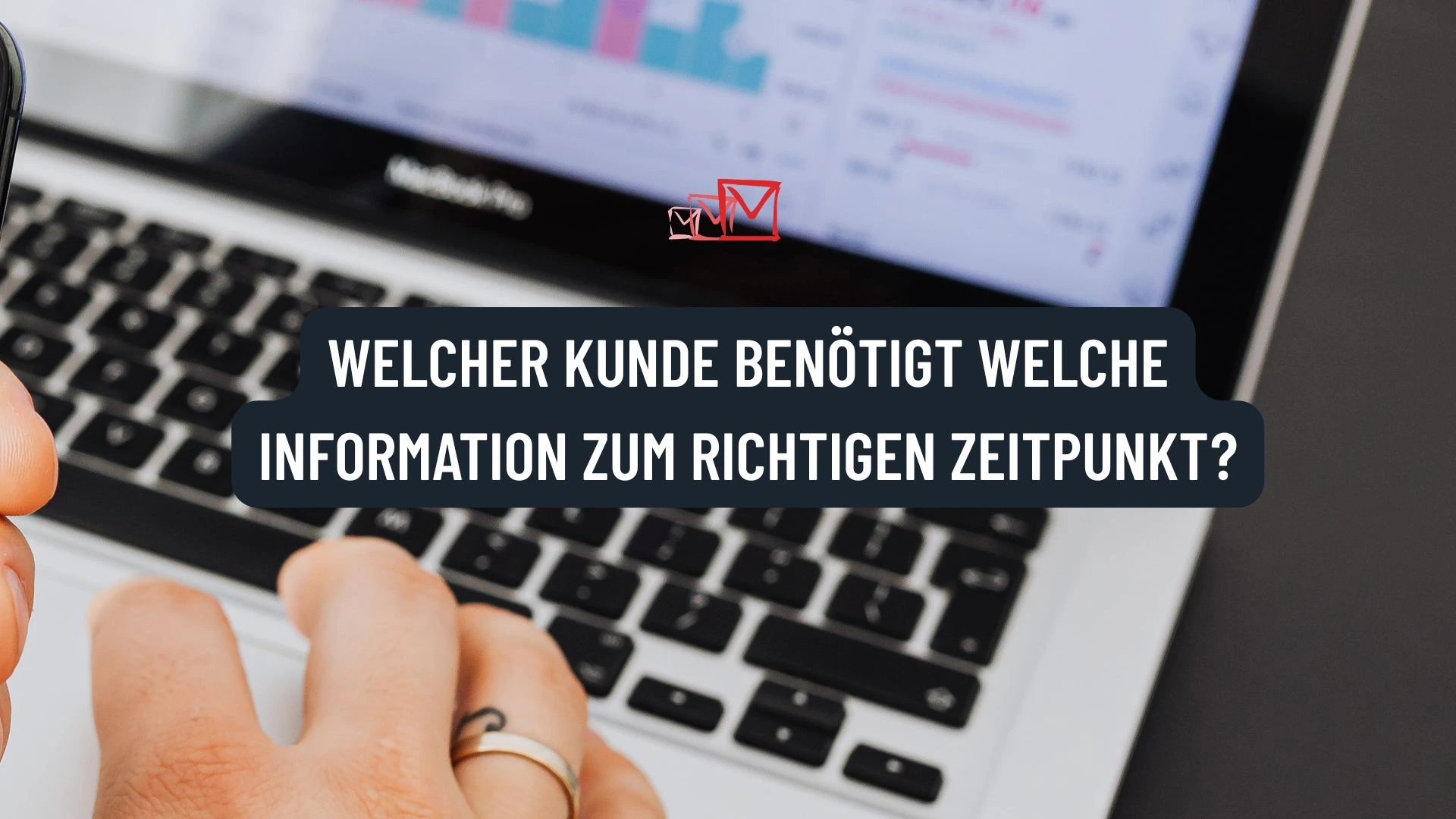 Laptop und Text